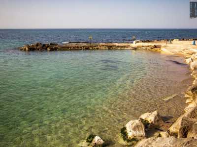Accanto si allunga un piccolo pezzo di costa libera che rappresenta forse il luogo di mare pi� attraente di tutta Bari. Una sorta di �golfo� in cui l�acqua molto bassa permette la creazione di piccoli arenili sabbiosi. Sull�insenatura tra l�altro si affaccia l�ultima spiaggia privata cittadina, ovvero il Lido del Carabiniere, riservato all�Arma